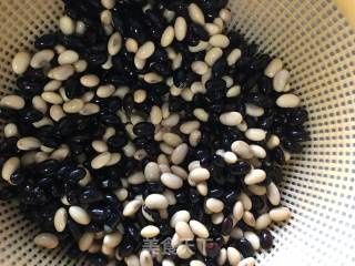 蹄膀烧黄豆黑豆的做法步骤：6
