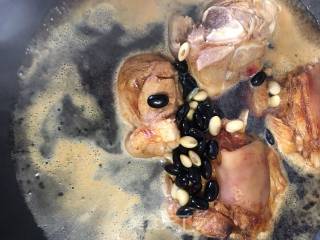蹄膀烧黄豆黑豆的做法步骤：7