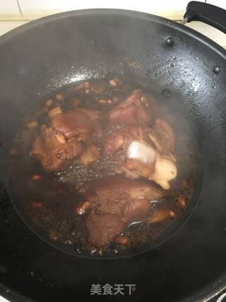 蹄膀烧黄豆黑豆的做法步骤：9
