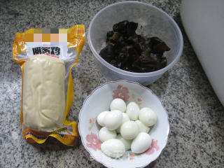 黑木耳鹌鹑蛋烧圆素鸡的做法步骤：1