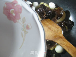 黑木耳鹌鹑蛋烧圆素鸡的做法步骤：5