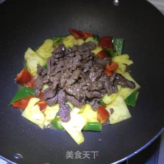 菠萝炒牛肉的做法步骤：9