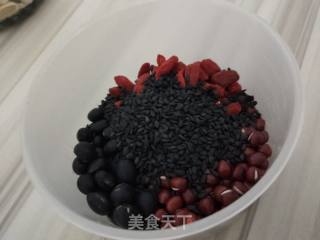 黑芝麻润燥米浆的做法步骤：1