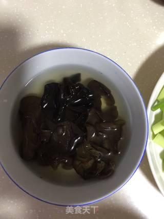 腊肉木耳炒蒜薹的做法步骤：1