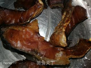 萝卜丝炒腊鱼的做法步骤：2