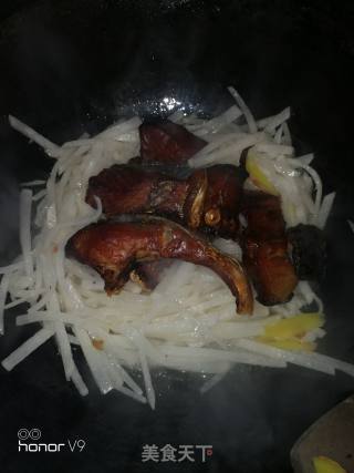 萝卜丝炒腊鱼的做法步骤：4