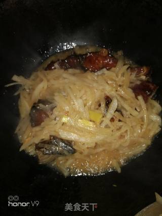 萝卜丝炒腊鱼的做法步骤：6