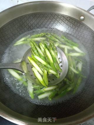 鸡蛋炒芦笋的做法步骤：2