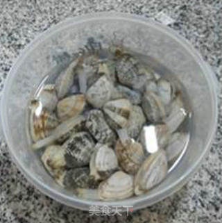 青萝卜炒花蛤的做法步骤：2