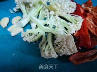 牛肉煸炒有机花菜的做法步骤：1