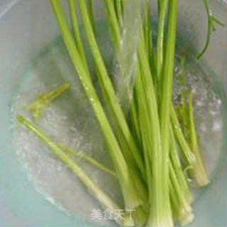 黑木耳里脊肉炒香芹的做法步骤：6