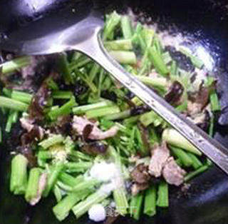 黑木耳里脊肉炒香芹的做法步骤：12