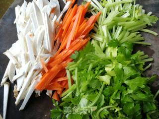 芹菜炒杏鲍菇的做法步骤：1
