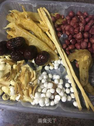 美容靓汤（花胶煲鸡爪）的做法步骤：1