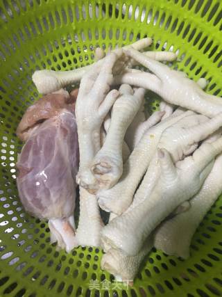 美容靓汤（花胶煲鸡爪）的做法步骤：2