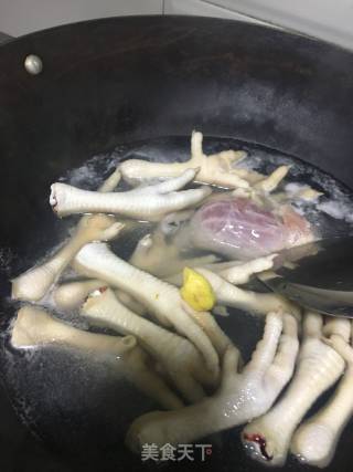 美容靓汤（花胶煲鸡爪）的做法步骤：3