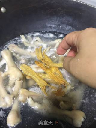 美容靓汤（花胶煲鸡爪）的做法步骤：4
