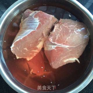 蒜苔炒牛柳的做法步骤：1