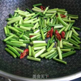蒜苔炒牛柳的做法步骤：6