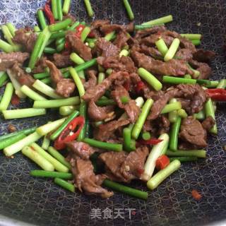 蒜苔炒牛柳的做法步骤：9