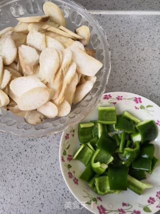 青椒炒杏鲍菇的做法步骤：1