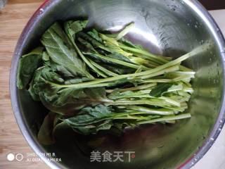 菠菜鸡蛋饼的做法步骤：1