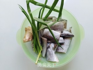 干煎带鱼的做法步骤：1