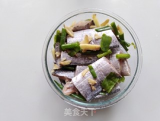 干煎带鱼的做法步骤：3
