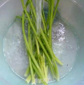 香芹里脊肉炒花菜的做法步骤：4