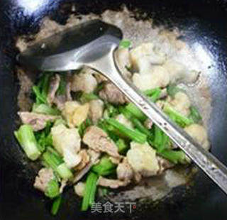 香芹里脊肉炒花菜的做法步骤：12