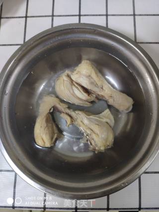 麻辣鸡腿肉的做法步骤：1