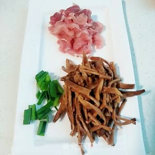 黄花菜鸡蛋面的做法步骤：2