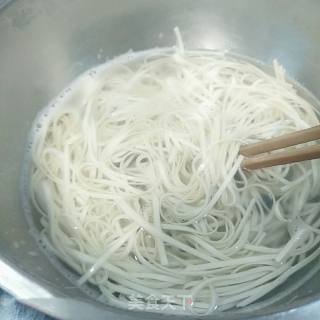 黄花菜鸡蛋面的做法步骤：3