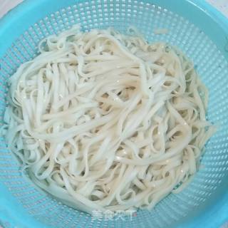 黄花菜鸡蛋面的做法步骤：4