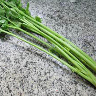 香芹炒芝麻鸡蛋的做法步骤：1
