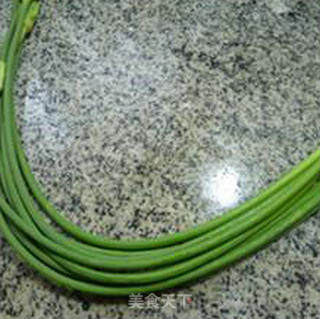 蒜薹炒鸡翅的做法步骤：1