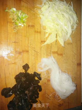 白菜木耳粉丝汤的做法步骤：1