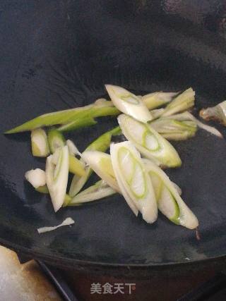 圣女果炒绿豆芽的做法步骤：3