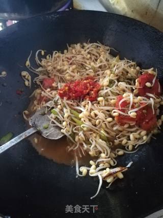 圣女果炒绿豆芽的做法步骤：6