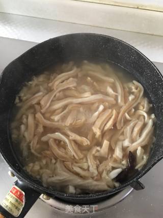 麻辣肚丝的做法步骤：1