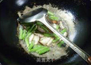 香菇梅豆炒鸡蛋的做法步骤：9