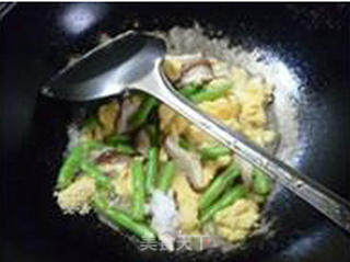香菇梅豆炒鸡蛋的做法步骤：10
