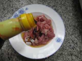 里脊肉炒红椒的做法步骤：3