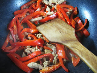 里脊肉炒红椒的做法步骤：8