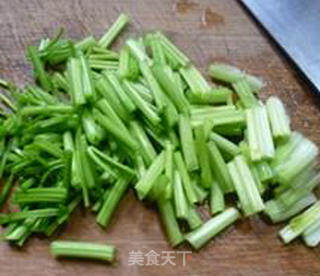 牛肉酱芹菜炒素鸡的做法步骤：5
