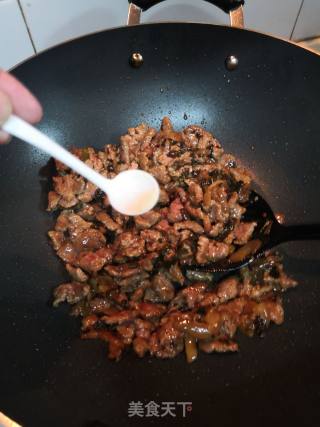 酸菜炒牛肉的做法步骤：2