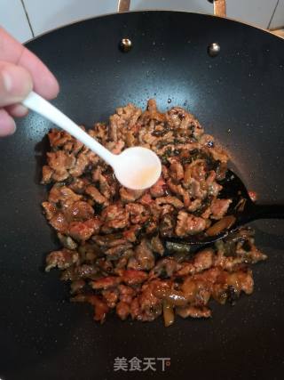 酸菜炒牛肉的做法步骤：3