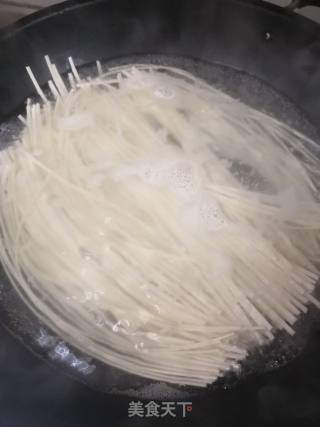 海带鸡丝面的做法步骤：1