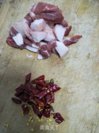 麻辣芹菜炒肉的做法步骤：2