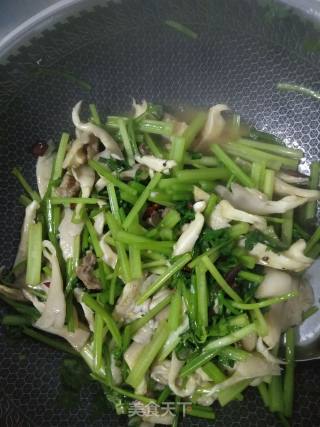 麻辣芹菜炒肉的做法步骤：4